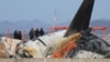 Penyidik ​​dari Korea Selatan dan AS memeriksa lokasi jatuhnya pesawat Boeing 737-800 Jeju Air yang terbakar di Bandara Internasional Muan, di Muan, Korea Selatan, 31 Desember 2024. (Foto: AFP)