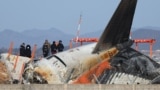 Penyidik ​​dari Korea Selatan dan AS memeriksa lokasi jatuhnya pesawat Boeing 737-800 Jeju Air yang terbakar di Bandara Internasional Muan, di Muan, Korea Selatan, 31 Desember 2024. (Foto: AFP)