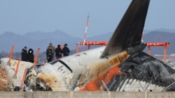 Penyidik ​​dari Korea Selatan dan AS memeriksa lokasi jatuhnya pesawat Boeing 737-800 Jeju Air yang terbakar di Bandara Internasional Muan, di Muan, Korea Selatan, 31 Desember 2024. (Foto: AFP)