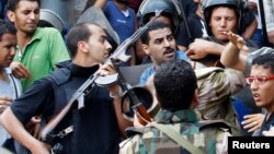 Gužva ispred džamije al-Fatah na Ramzesovom trgu u Kairu