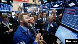 Traders work on the floor of the New York Stock Exchange (NYSE) the morning after the U.S. presidential election in New York City, Nov. 9, 2016. 