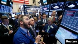 Para pialang saham di New York Stock Exchange (NYSE) hari Rabu (9/11), sehari setelah hasil pilpres AS yang mengejutkan. 