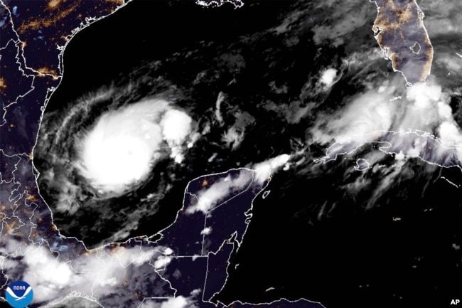 Esta imagen satelital de la Administración Nacional Oceánica y Atmosférica tomada a las 11:36 p. m., hora del Este de Estados Unidos, el domingo 6 de octubre de 2024, muestra el huracán Milton. (NOAA vía AP)