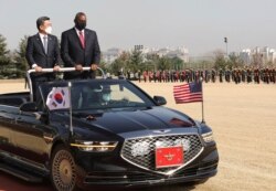 17일 한국을 방문한 로이스 오스틴 미국 국방장관(오른쪽)이 서욱 한국 국방장관과 환영식에서 의장대를 사열하고 있다.