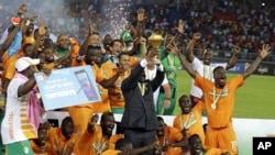 La Côte d’Ivoire célèbre son titre de championne de la Coupe d’Afrique des nations à Bata, Guinée équatoriale, 28 février 2015. 