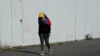 Una mujer, que lleva la bandera de Venezuela, camina después de asistir a una protesta contra los resultados oficiales que declararon al presidente Maduro como ganador de las elecciones presidenciales, en Quito, Ecuador, el sábado 17 de agosto de 2024. (Foto AP/Dolores Ochoa)