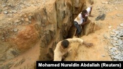 Des orpailleurs artisanaux travaillent dans une mine d'or à Al-Ibedia, dans l'État du Nil, au Soudan, le 30 juillet 2013. (archives)