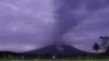 Miles de personas huyen de volcanes activos en Indonesia