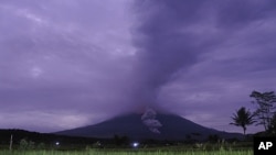 Materiales volcánicos arrojados desde el cráter del monte Semeru en Lumajang, Java Oriental, Indonesia, el martes 1 de diciembre de 2020.