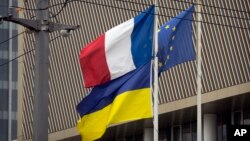 Прапори Франції, України та Європейського Союзу майорять над посольством Франції в Пекіні, 17 травня 2023. Фото: AP Photo/Mark Schiefelbein