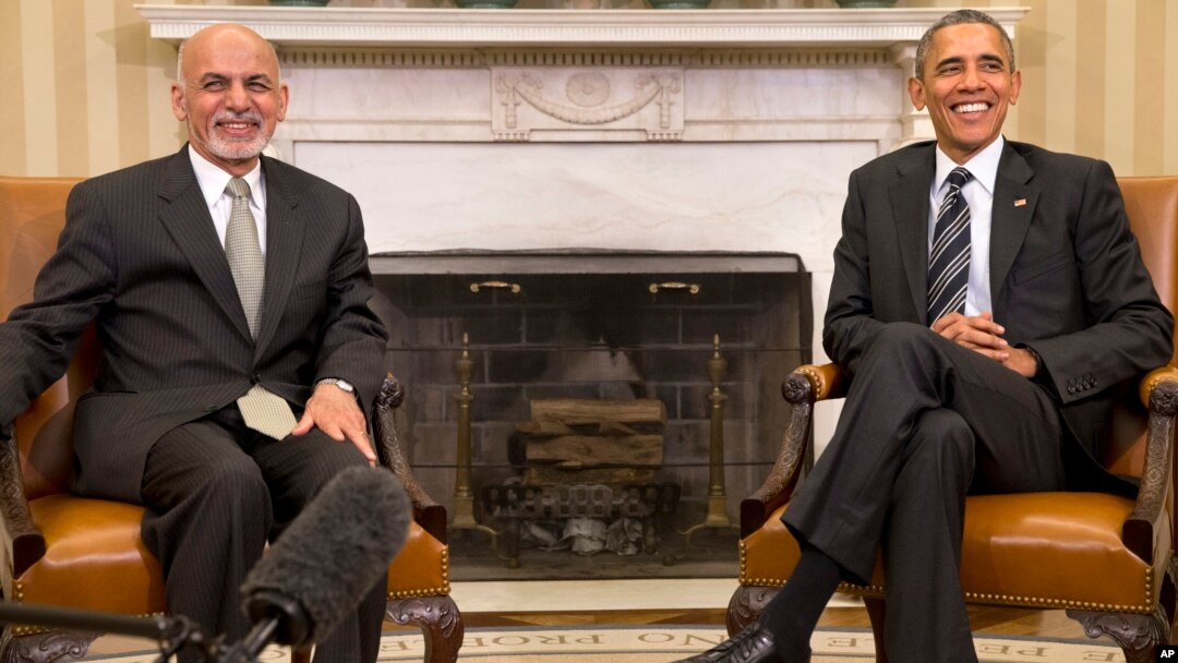 Presiden AS Barack Obama (kanan) bertemu Presiden Afghanistan Ashraf Ghani di Gedung Putih, Selasa (24/3). 