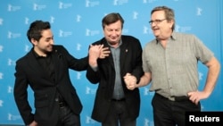 Actor Sherwan Haji (L-R), director Aki Kaurismaki and actor Sakari Kuosmanen pose during a photocall the movie 'The Other Side of Hope' at the 67th Berlinale International Film Festival in Berlin, Feb.14, 2017. 