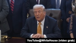 特朗普总统在白宫椭圆形办公室举行《全脂牛奶促进儿童健康法案》的签署仪式上对记者们讲话。(2026年1月14日)