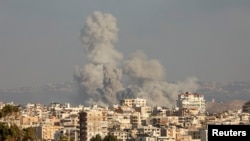 Asap mengepul dari wilayah Tyre di selatan Lebanon, pada 23 September 2024, di tengah pertempuran lintas batas antara Israel dan Hizbullah. (Foto: Reuters/Aziz Taher)