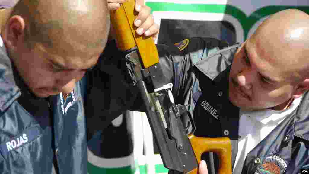 聚精会神的验枪（美国之音国符拍摄)