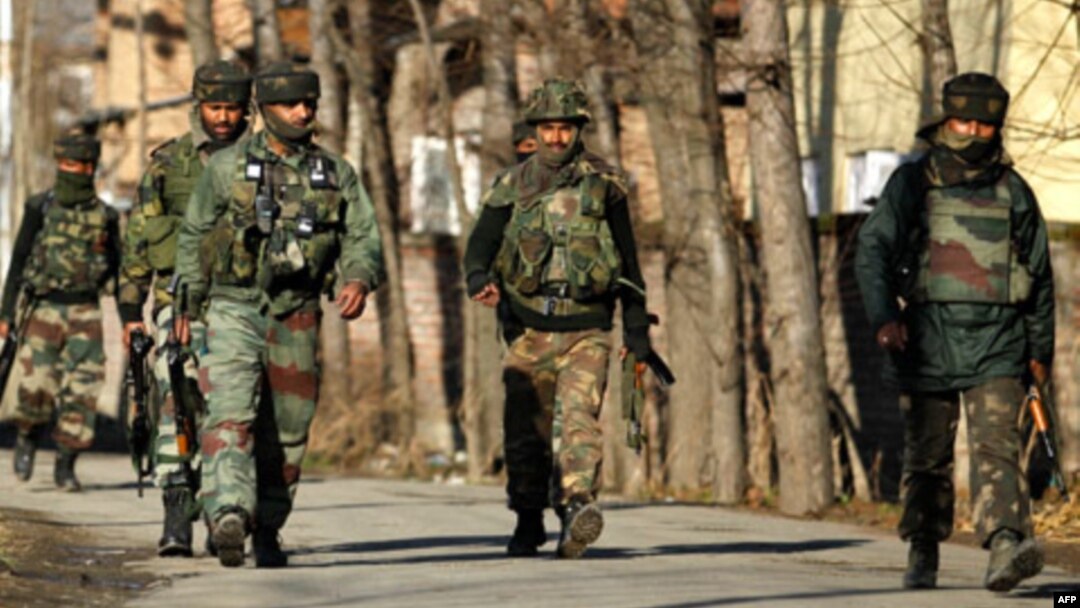 Binh sĩ Ấn Ðộ tuần tra tại Kashmir.