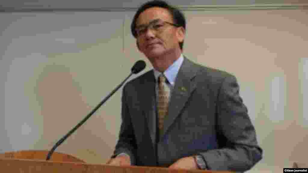 ທ່ານ ປານີ ຊະນະນິກອນ, ປະທານຄະນະກໍາມະການຂອງສູນລາວສຶກສາ (CLS) ແລະມາຈາກມະຫາວິທະຍາໄລລັດຄາລິຟໍເນຍ-Riverside ກ່າວຄໍາປາໄສ ໃນຕອນເປີດກອງປະຊຸມ ໃນວັນທີ 19 ເມສາ, 2013