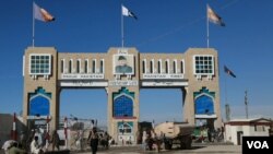  دافغانستان دخارجه وزارت څخه دې لړ کې جاري شوي يو بيان کې خبردارى ورکړى شوى چې دچمن په سرحدي لاره دپاکستان دغه ګام ددوه اړخيزه ژمنو څخه سرغړونه ده او موجوده حساسو حالاتو کې خپل مينځي اړيکې خرابولى شي.