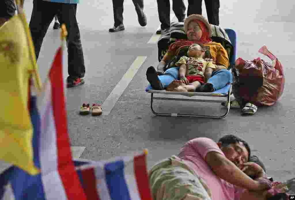 Anti-government protesters rest near the Democracy Monument, in Bangkok, Dec. 6, 2013.&nbsp;