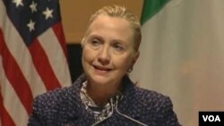 Menlu AS Hillary Clinton di Belfast mengecam tindakan kekerasan sektarian baru-baru ini di Irlandia Utara, hari Jumat (7/12).