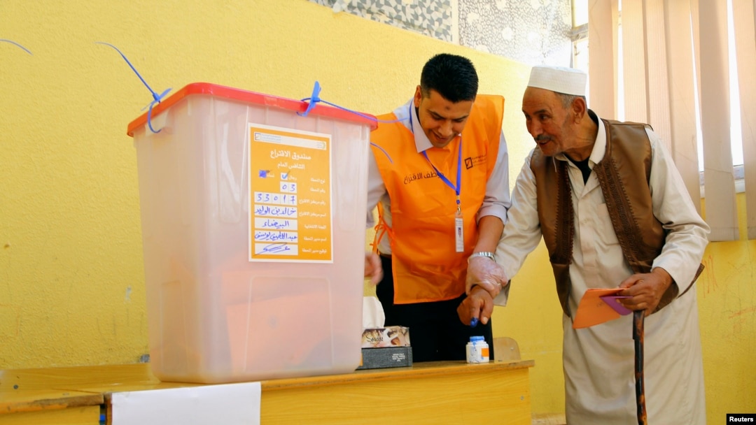 موسیقاروں کے گروپ میں خاتون جرمن موسیقار سبینا بونیو کا ایک انداز