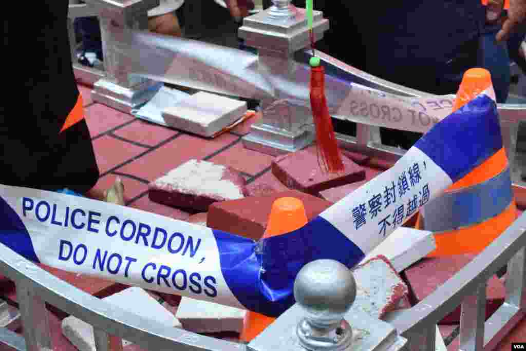 以年初一旺角衝突為主題的飄色「此風不可長」，放有「發泡膠」製的道具磚頭。(美國之音記者湯惠芸拍攝)