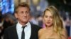 Sean Penn, à gauche, et sa fille Dylan posent pour les photographes à leur arrivée à la première du film « Flag Day » au 74e festival international du film, à Cannes, en France, le 10 juillet 2021. (AP Photo/Vadim Ghirda)