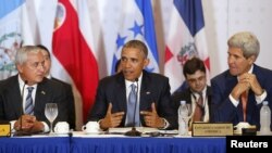 El presidente Obama, centro, junto al secretario de Estado, John Kerry, derecha, y el presidente de Guatemala Otto Pérez Molina durante la reunión con mandatarios de Centroamérica en la Cumbre de Panamá.