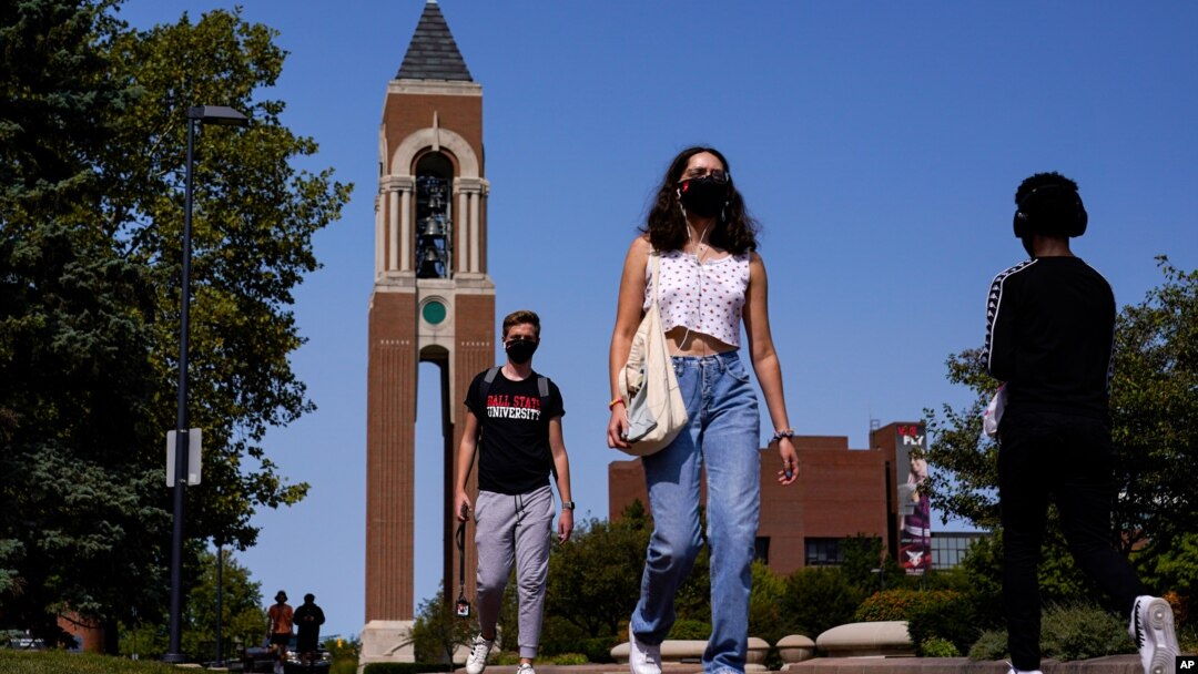 Sinh viên tại khuôn viên trường Đại học Ball State University ở Muncie, Indiana, trong bức ảnh chụp hôm 9/10/2020. Theo đề xuất mới của Bộ An ninh Nội đia Mỹ, sinh viên Việt Nam sẽ bị hạn chế thị thực trong 2 năm khi du học ở Mỹ.