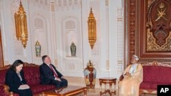 마이크 폼페오 미 국무장관은 27일 중동 순방 마지막 일정으로 오만을 방문해 술탄 하이탐 빈 타리크 알 사이드 국왕과 회담했다. 