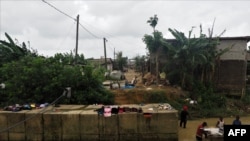 Des gens sèchent des articles dans le quartier Makèpè-Missoké de Douala, au Cameroun, le 20 juillet 2021.