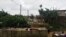 Des gens sèchent des articles dans le quartier Makèpè-Missoké de Douala, au Cameroun, le 20 juillet 2021.