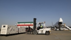 Seorang petugas kargo tampak bekerja memuat sejumlah muatan di Bandara Mehrabad di barat Teheran, Iran, pada 5 Agustus 2020. (Foto: WANA (West Asia News agency) via Reuters)