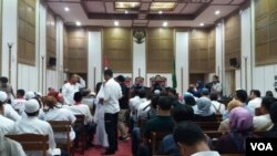 Suasana ruang sidang sudah mulai dipenuhi pengunjung dari dua kubu: pro-Ahok dan anti-Ahok, Selasa (9/5).(VOA/Fathiyah)