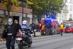Polisi dan Pemadam Kebakaran berjaga di dekat Basilika Notre Dame di Nice, Perancis, pasca serangan 29 Oktober 2020.