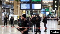 Man with knife wounds several at Paris' Gare du Nord station