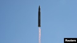 북한이 4일 대륙간탄도미사일(ICBM) '화성-14' 발사에 성공했다며 발사 장면을 공개했다. 미사일이 발사 직후 화염을 내뿝으며 솟아오르고 있다.