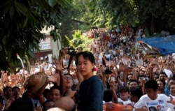 Aung San Suu Kyi se reúne con simpatizantes frente a la sede de su partido Liga Nacional para la Democracia en Yangon el 14 de noviembre de 2010. [Archivo/Reuters]