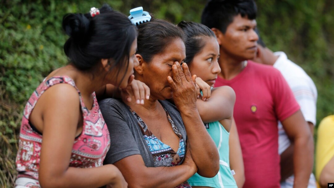 People line up outside a cemetery to looking for their missing relatives in Mocoa, Colombia, April 2, 2017. 
