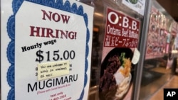  Un anuncio de empleo es exhibido en un restaurante en Arlington Heights, Illinois., el 28 de junio de 2024. 