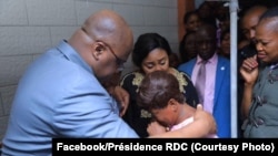 Président Félix Tshisekedi elongo na molongani wa ye Denise Nyakeru na libota ya moko ya basungi ba ye babungi na likama ya Antonov 72, na Kinshasa, RDC, 15 octobre 2019. (Facebook/Présidence RDC)