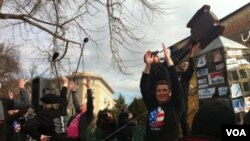 Los manifestantes se reuniieron al mediodía frente a la Corte Suprema en Washington.