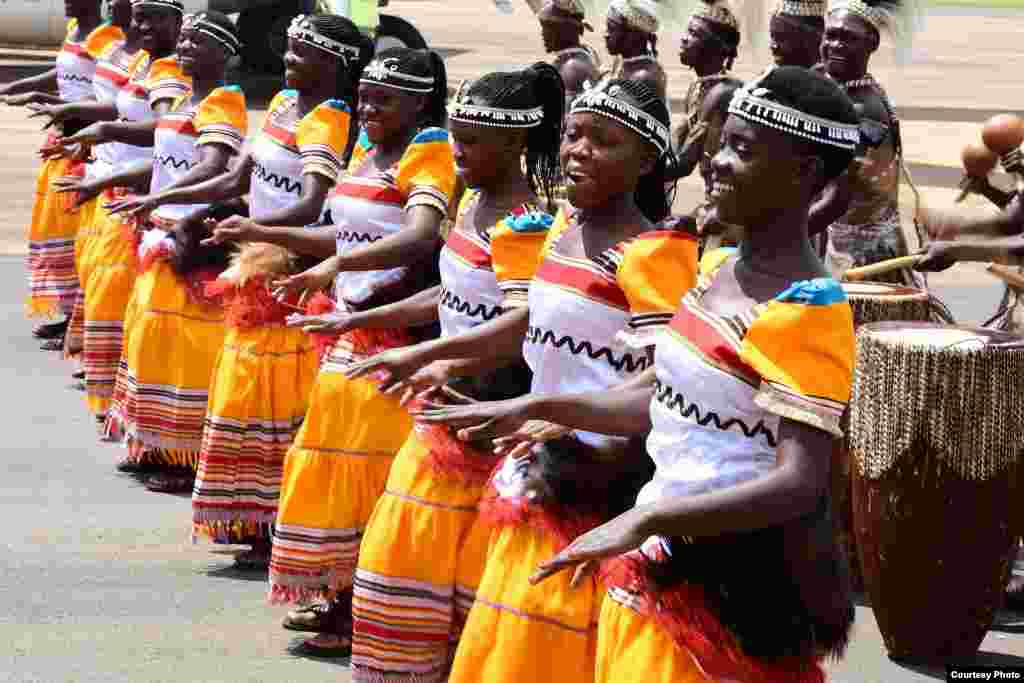 Wacheza ngoma ya kiyenyeji wakimkaribisha rais wa Sudan Bashiri