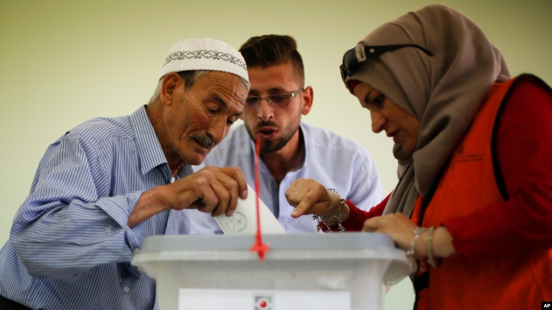 Seorang warga Palestina memasukkan surat suaranya ke dalam kotak suara di sebuah tempat pemungutan suara di Nablus, Tepi Barat, 13 Mei 2017. (AP Photo/Majdi Mohammed)
