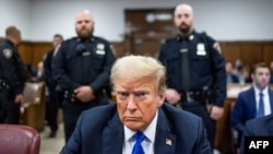 ARCHIVO - El expresidente estadounidense Donald Trump se sienta en el Tribunal Penal de Manhattan en la ciudad de Nueva York, el 30 de mayo de 2024.