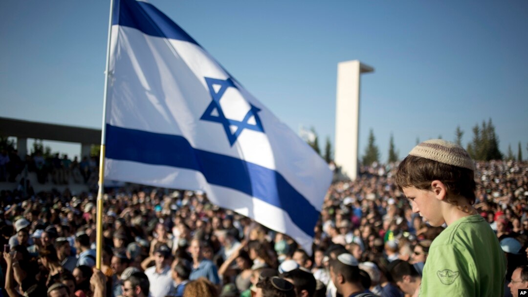 Upacara pemakaman tiga remaja Israel di kota Modiin, Selasa (1/7). 