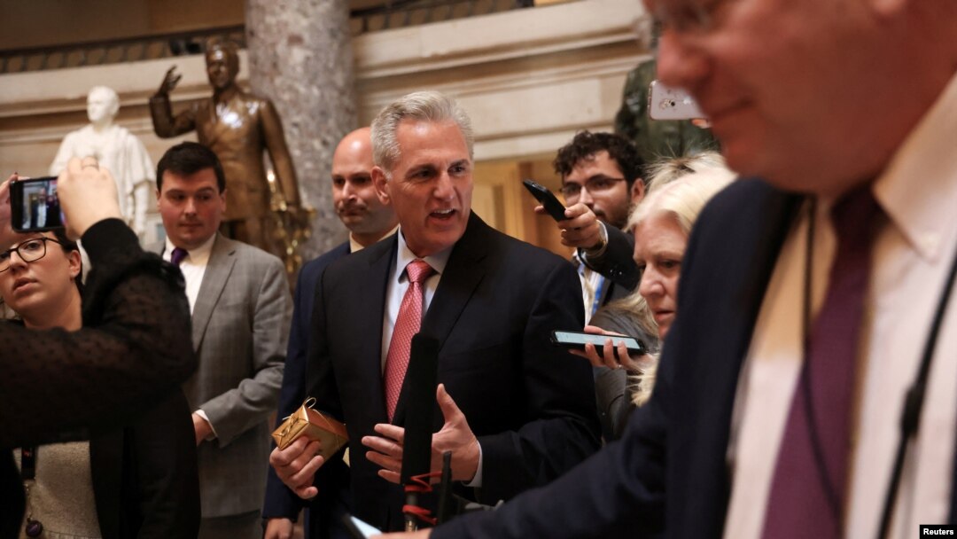 Ketua DPR AS Kevin McCarthy berjalan meninggalkan kantornya di Gedung Capitol, Washington, pada 25 April 2023. (Foto: Reuters/Julia Nikhinson)
