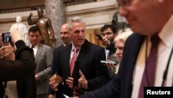 Ketua DPR AS Kevin McCarthy berjalan meninggalkan kantornya di Gedung Capitol, Washington, pada 25 April 2023. (Foto: Reuters/Julia Nikhinson)