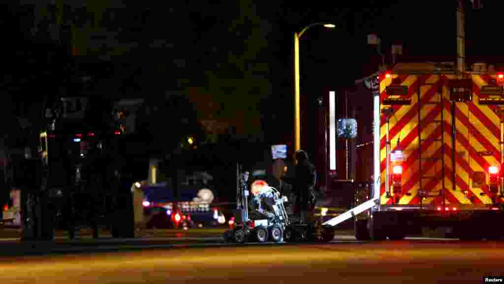 Des policiers et leurs véhicules se déploient dans la rue Redlands, près de la maison de l&#39;un des suspects de la fusillade de San Bernardino, 2 décembre 2015. 