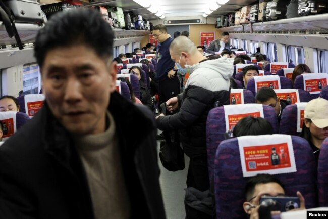 2025年1月24日乘客在上海虹桥火车站乘坐火车回家过春节。